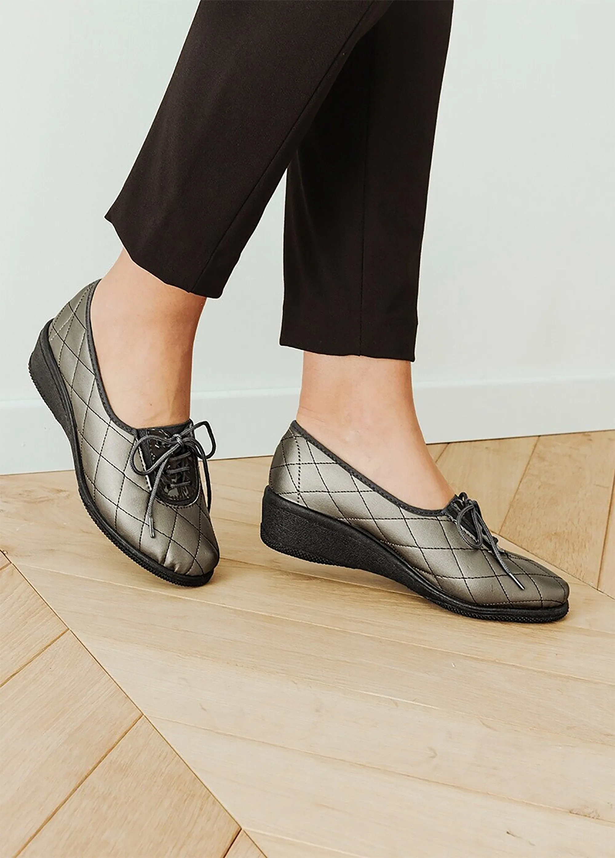 Derby comfort width elasticated lace effect