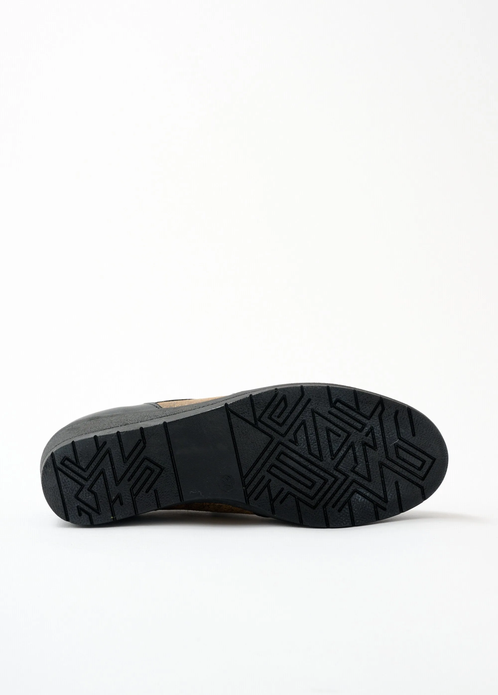 Lace-up comfort width leather derby