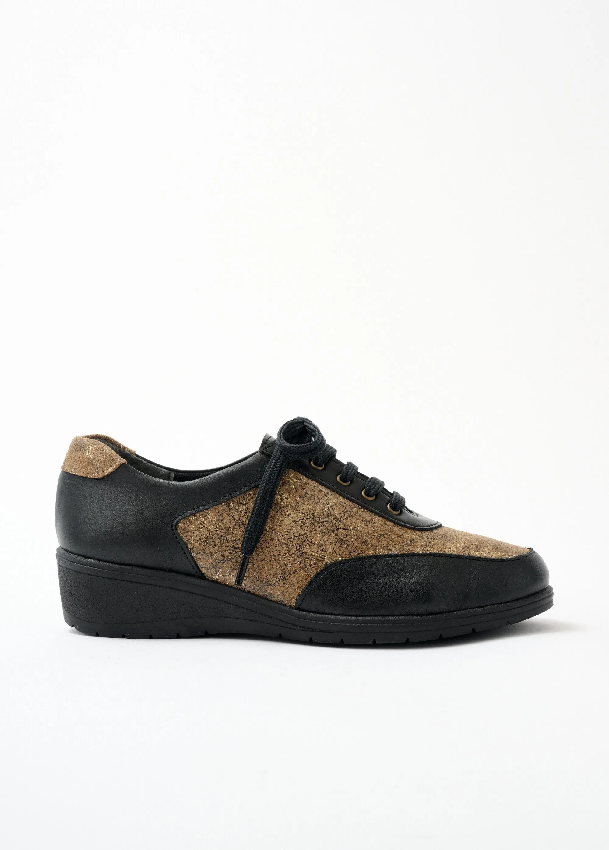 Lace-up comfort width leather derby