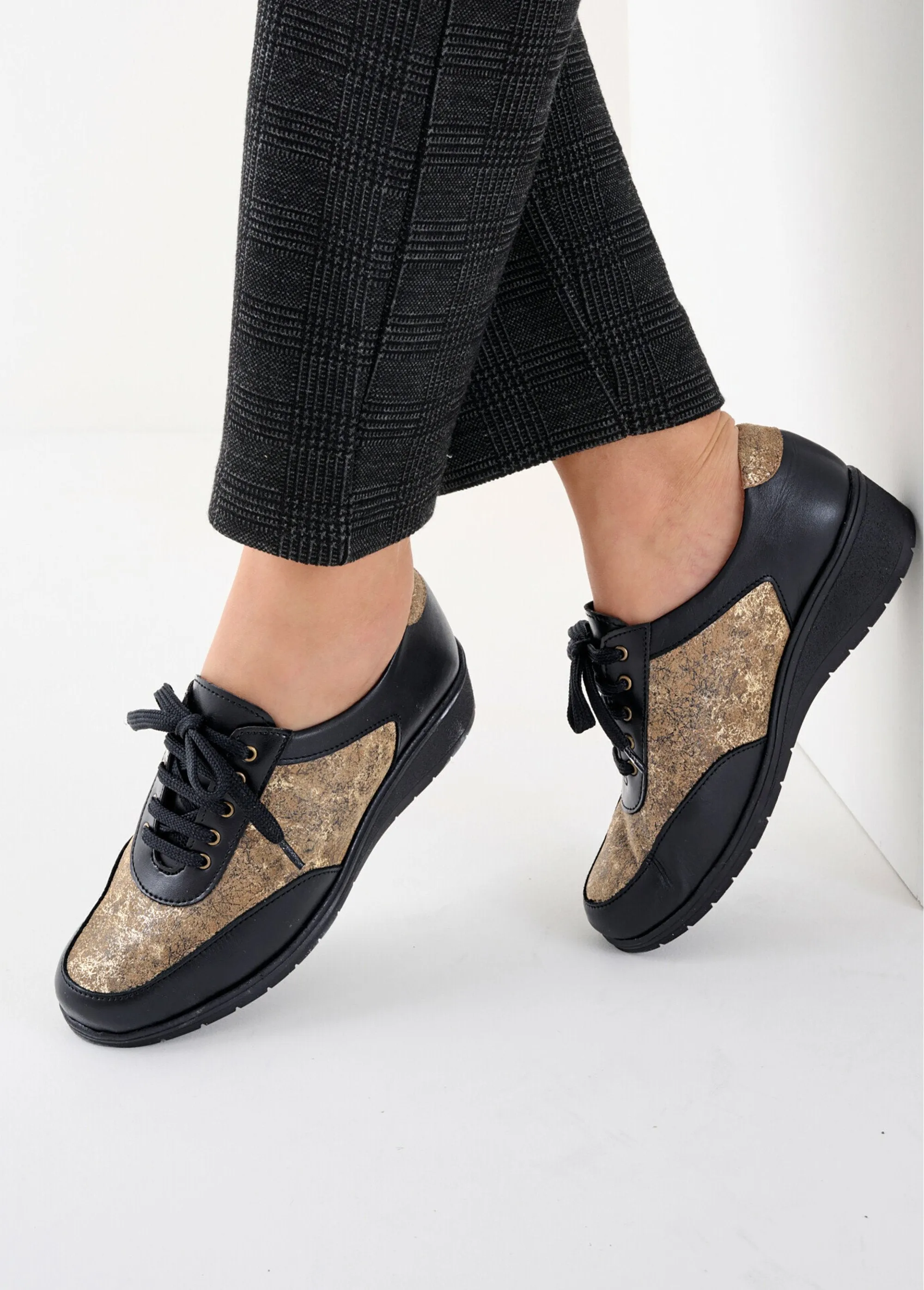 Lace-up comfort width leather derby