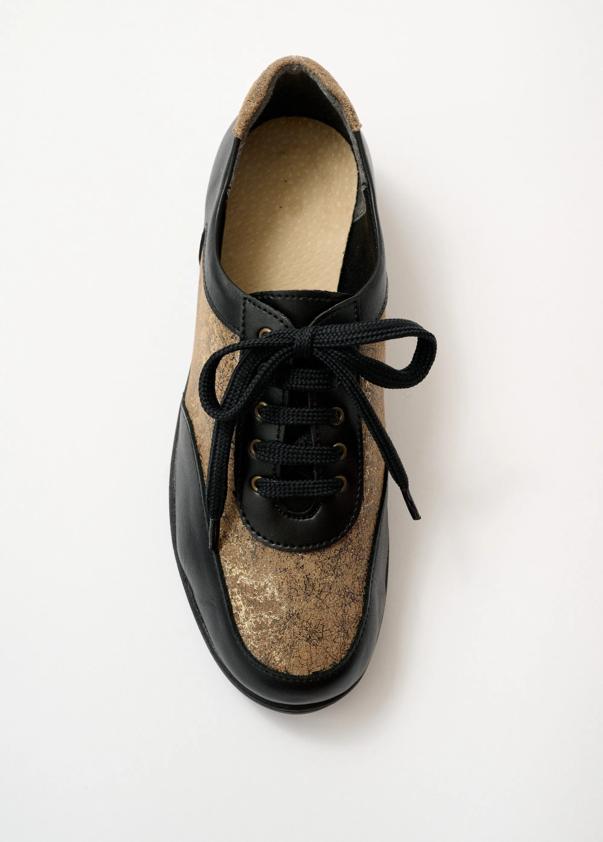 Lace-up comfort width leather derby