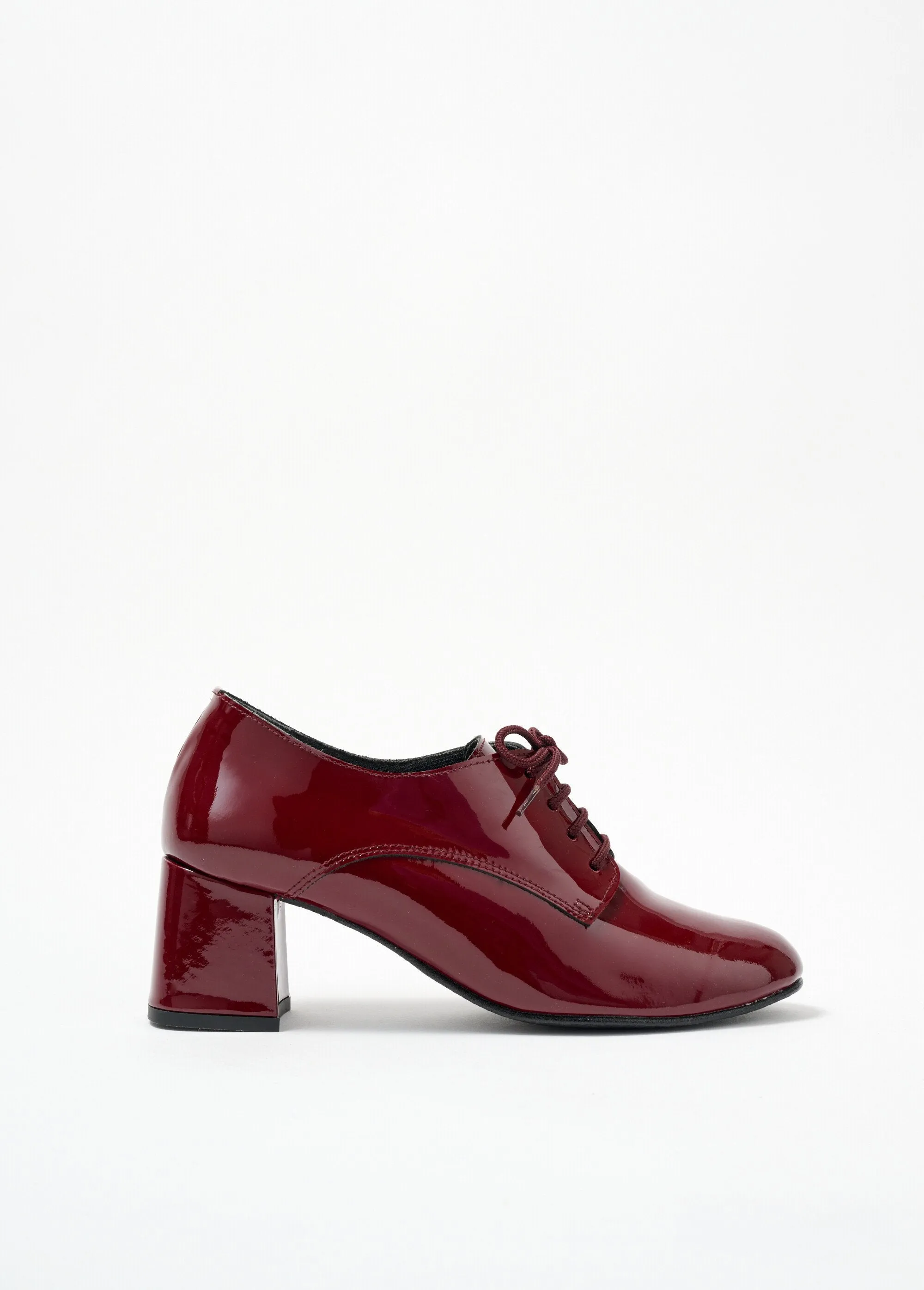 Patent leather lace-up Derbies with comfort width heels