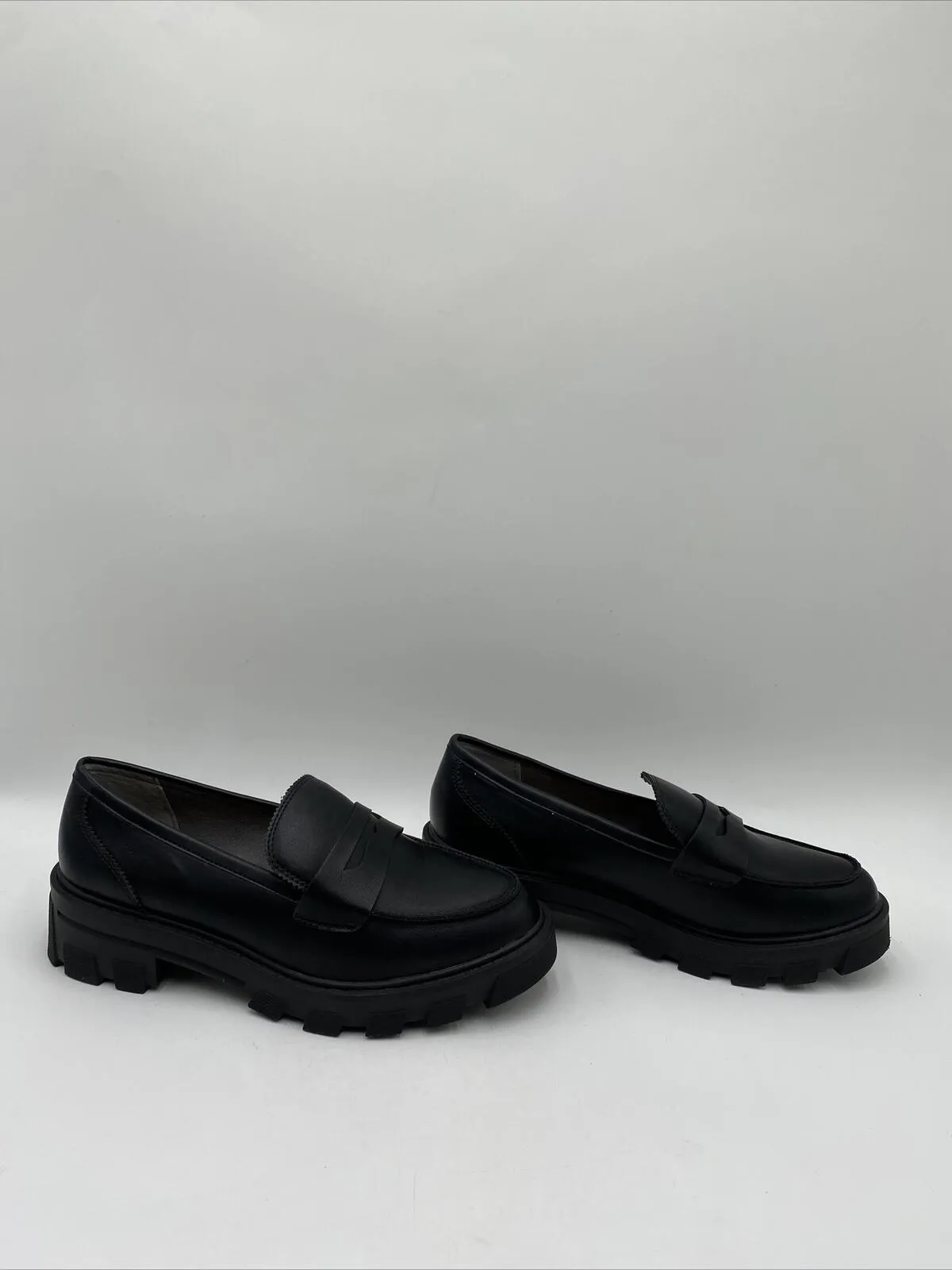 Women’s Crown Vintage Lane Loafer Black Size 7.5M - Very Good