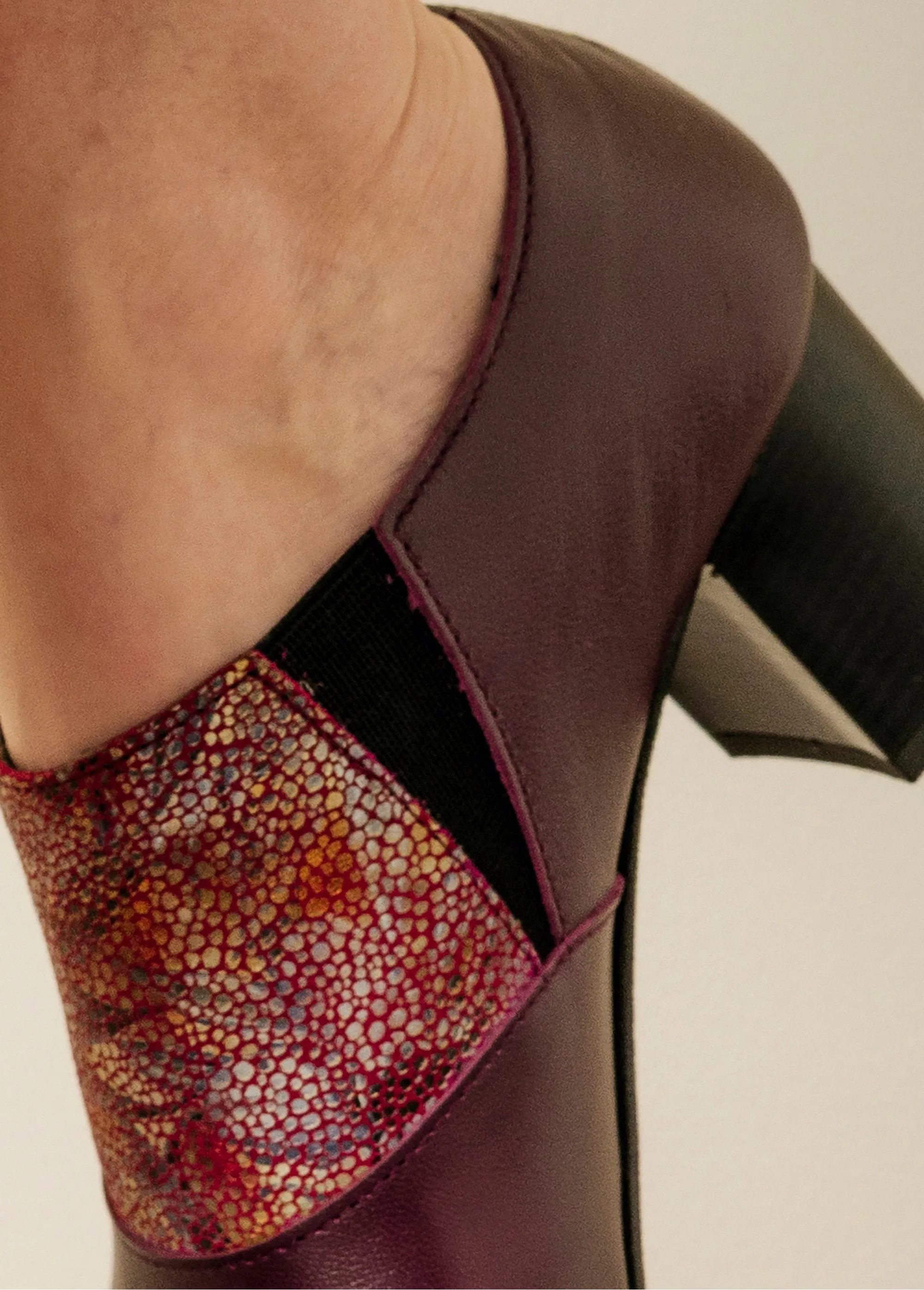 Zipped trotter derby comfort width