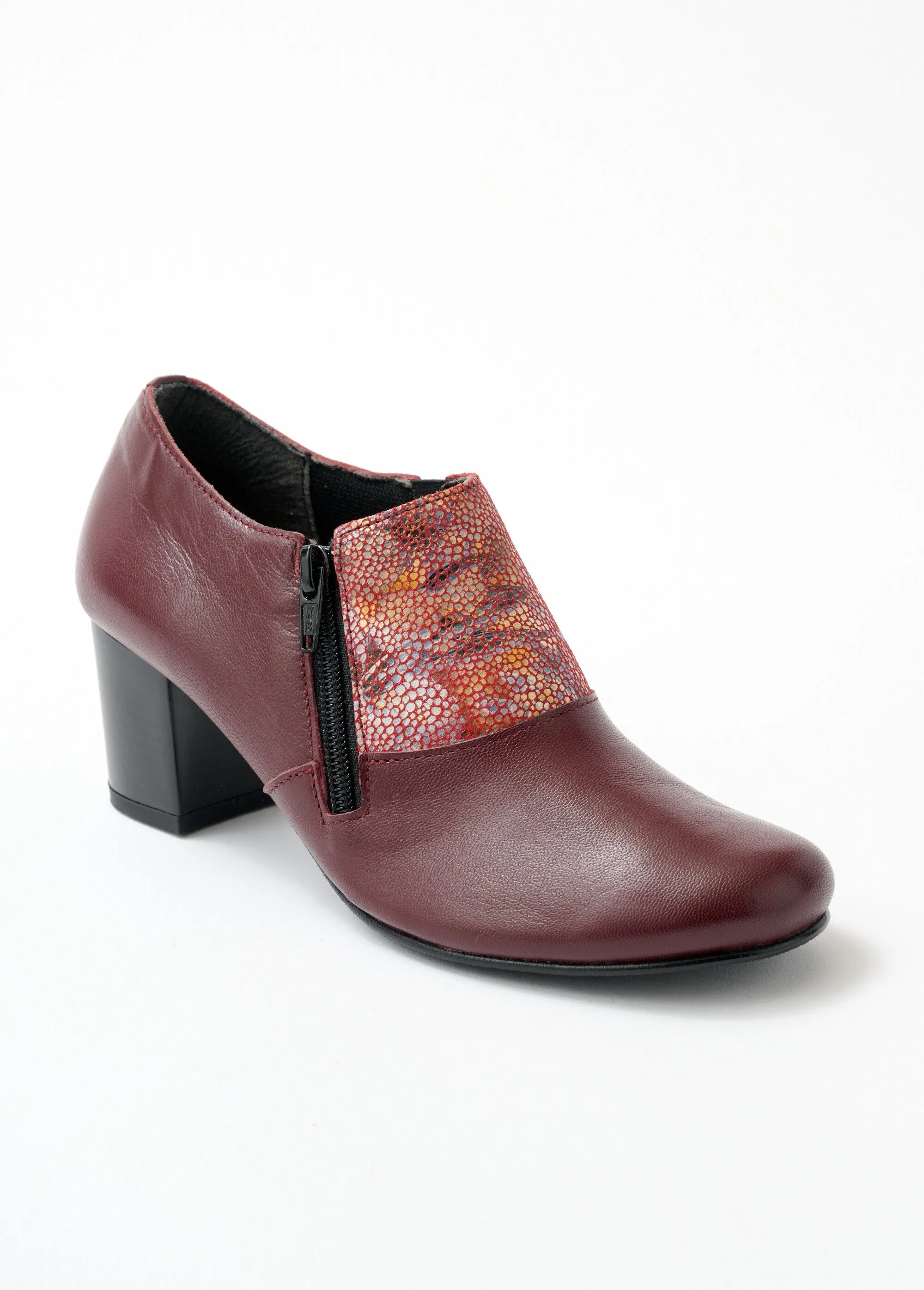 Zipped trotter derby comfort width