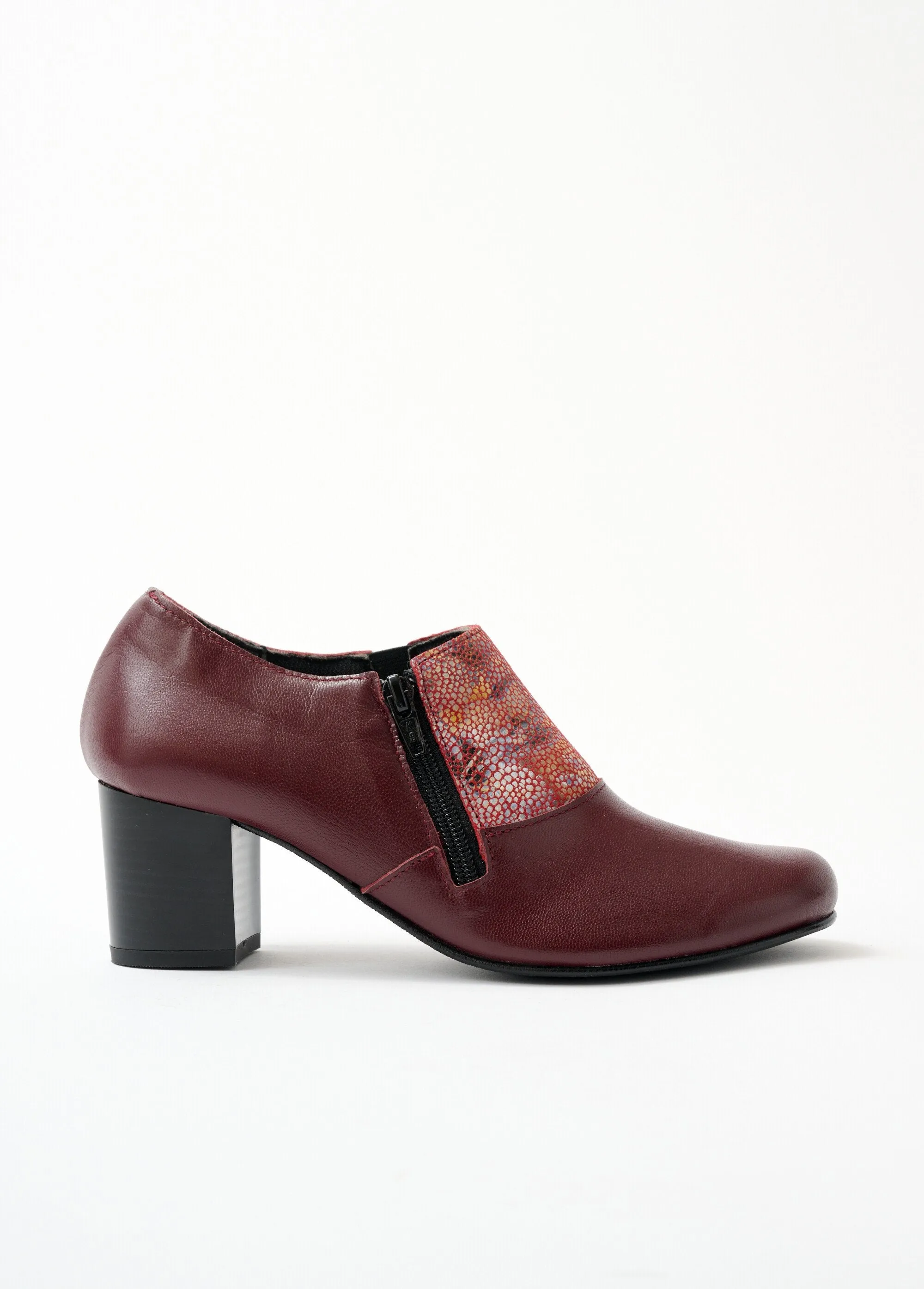 Zipped trotter derby comfort width