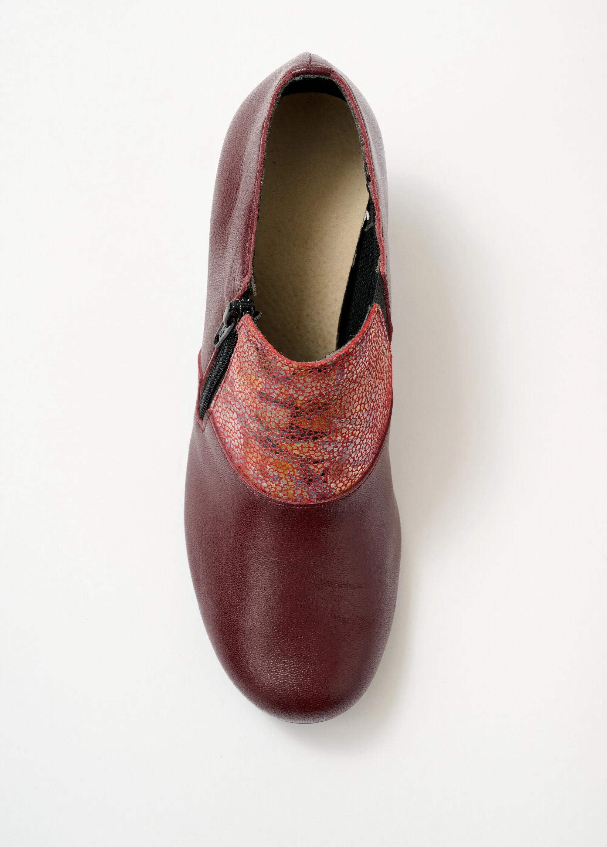 Zipped trotter derby comfort width
